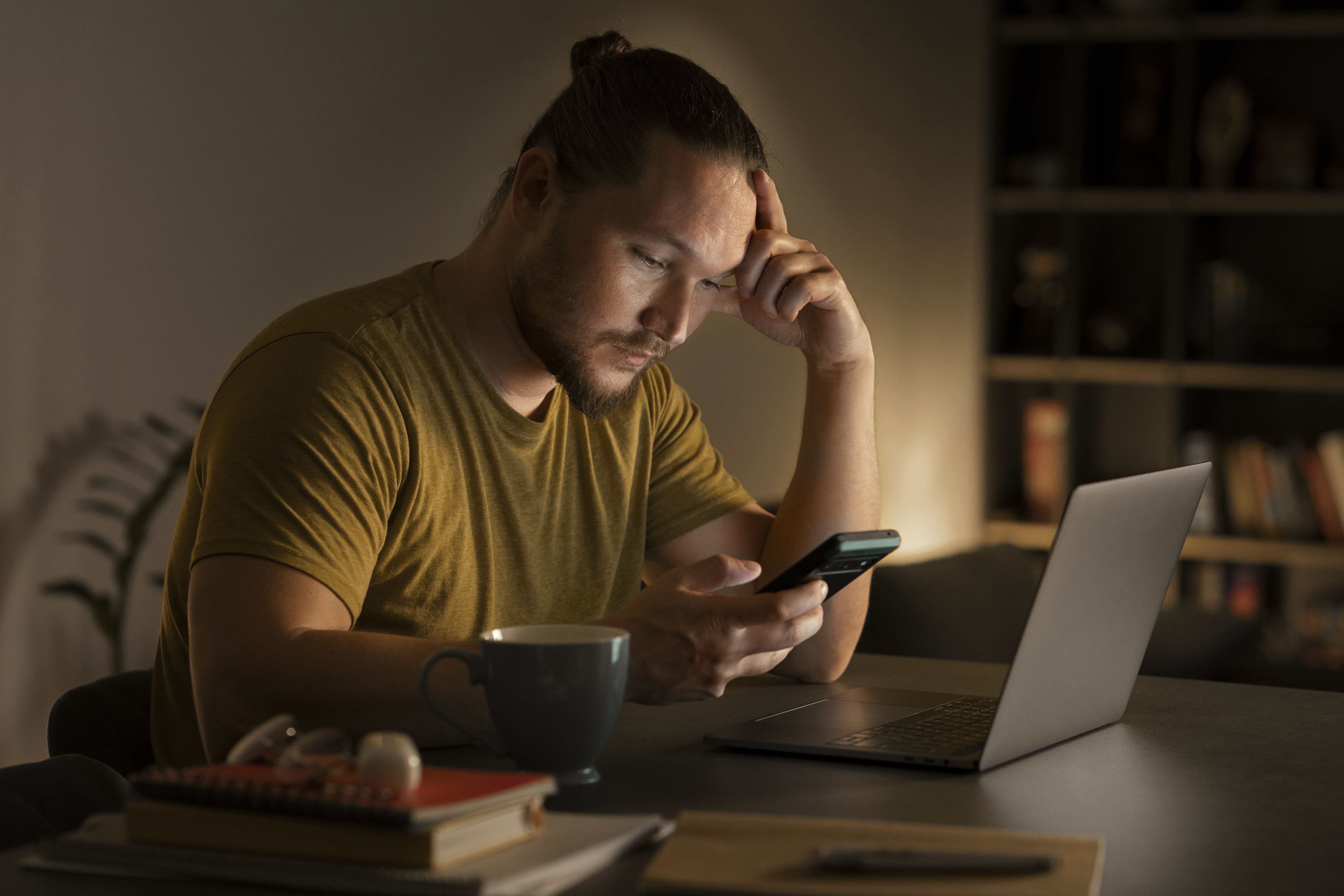Pessoa trabalhando a noite cansada